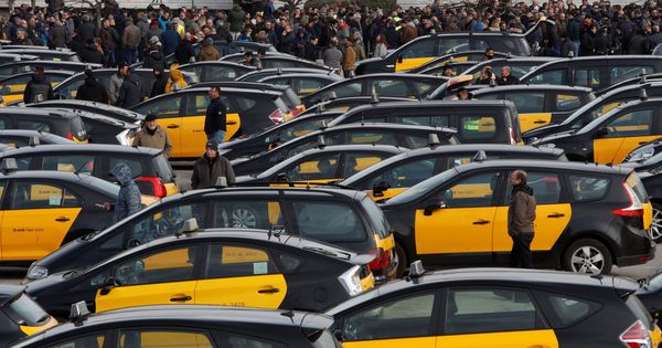 Foto: Los taxistas catalanes, en huelga indefinida. (EFE)