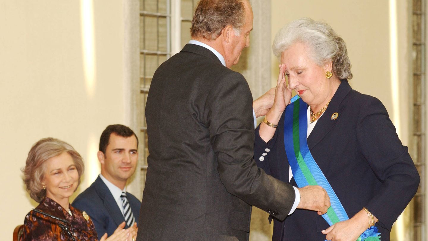 La infanta Pilar recibe un reconocimiento de manos del rey Juan Carlos, en 2003. (Getty)