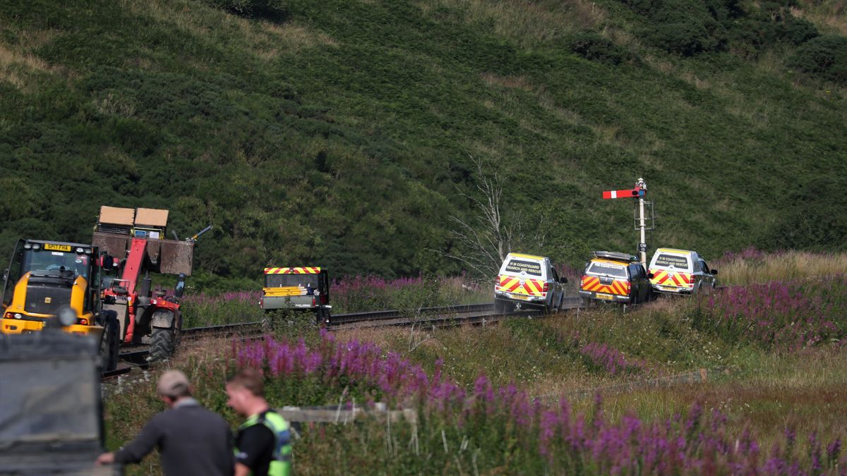 Al menos tres muertos tras descarrilar un tren de pasajeros en Escocia