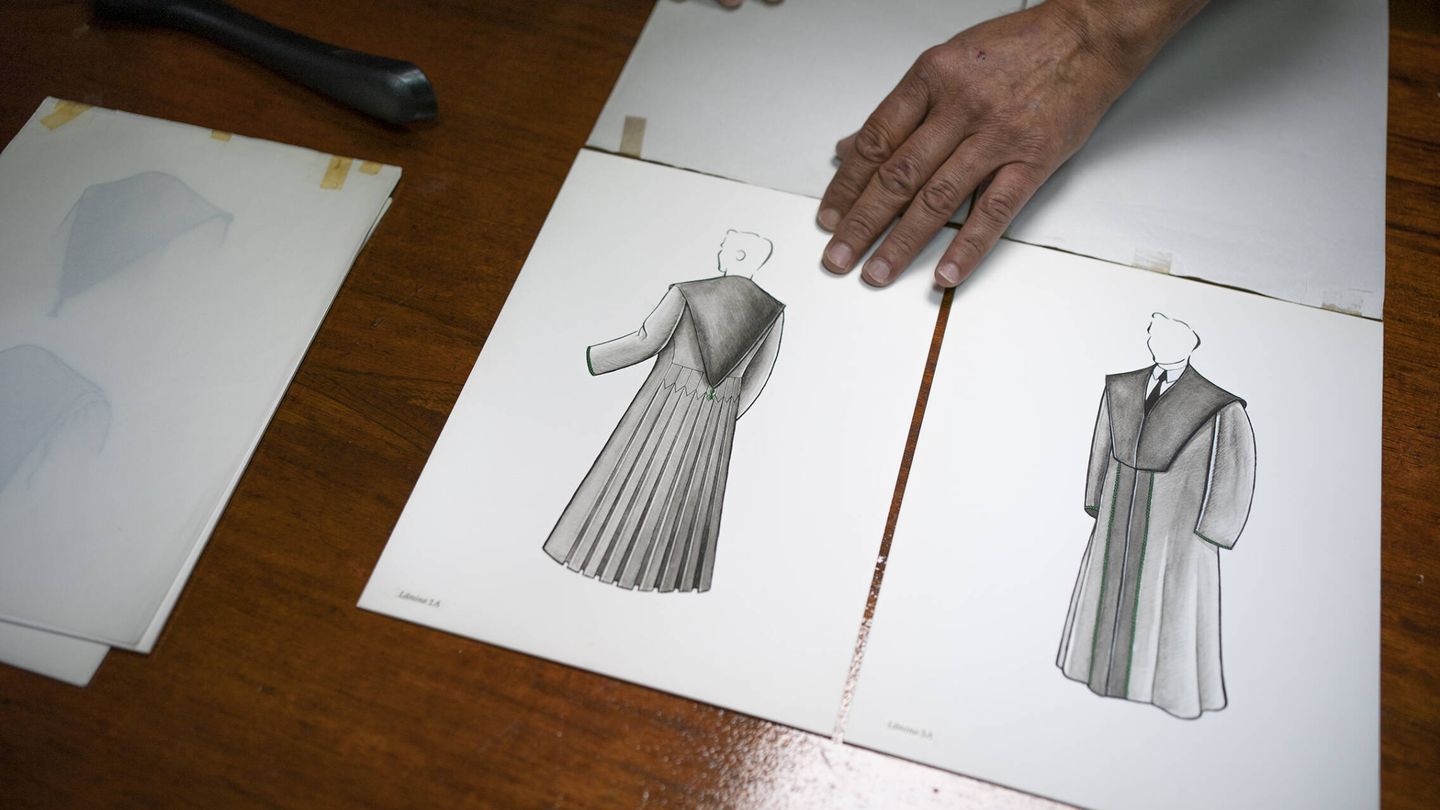 Detalles de la toga de los graduados sociales, diseñada por la sastrería Alfaro. (JMP)