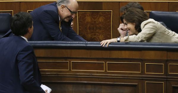 Foto: El ministro de Hacienda, Cristóbal Montoro (i), recibe la felicitación de la vicepresidenta del Gobierno, Soraya Sáenz de Santamaría (d), al superar los Presupuestos Generales del Estado 2017. (EFE)