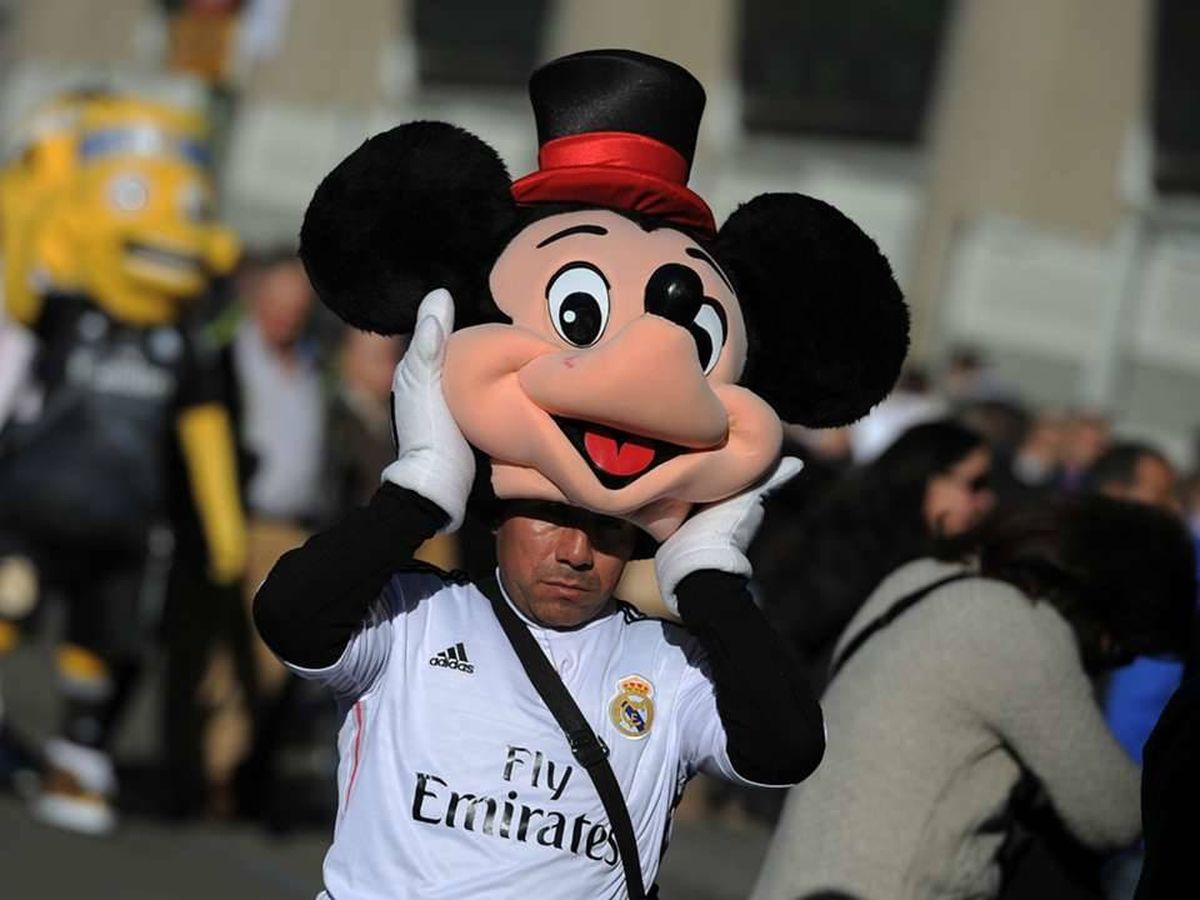 Foto: Un hombre, con el disfraz de Mickey Mouse y la camiseta del Real Madrid.