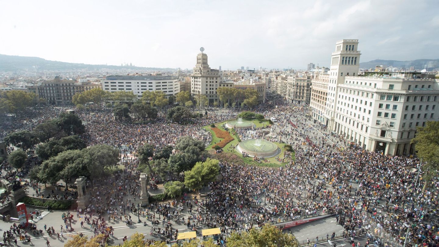 Miles de personas se concentran en la Plaza de Cataluña de Barcelona. (EFE)