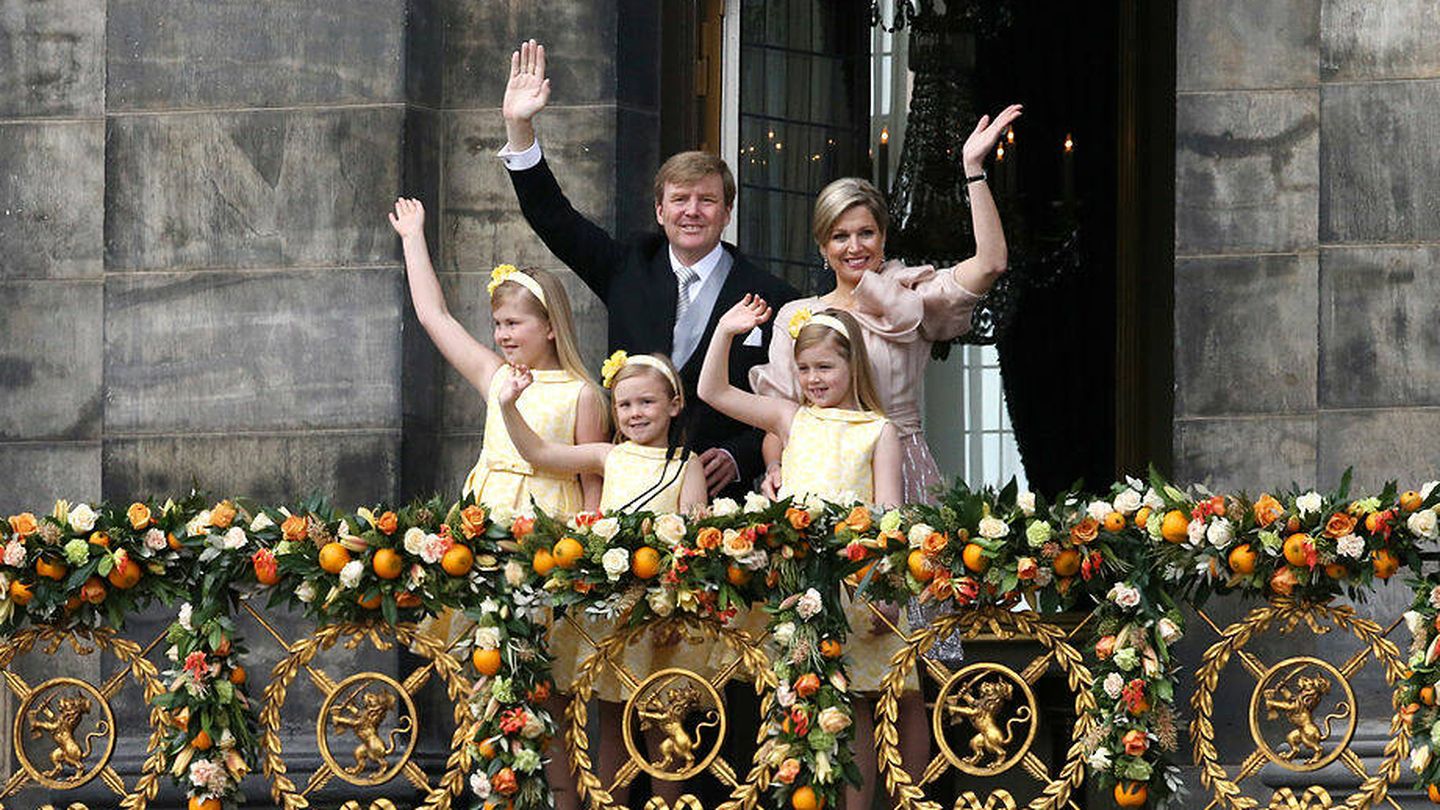 Los reyes de Holanda y sus hijas, el día de la coronación. (Getty)