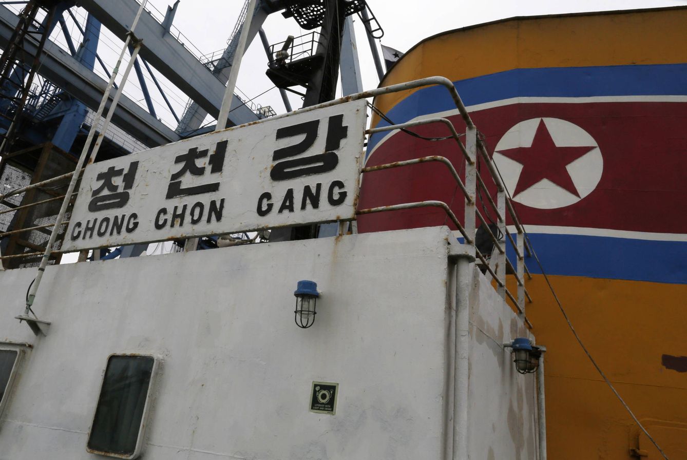 El barco norcoreano Chong Chon Gang, retenido en Panamá tras descubrirse que transportaba armas cubanas, en julio de 2013. (Reuters)