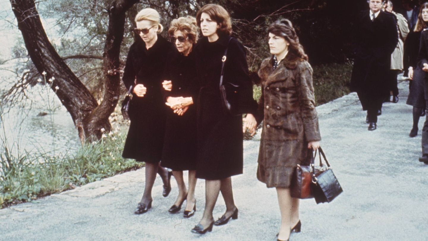  Christina y sus tres tías, en el funeral de su padre. (Getty)