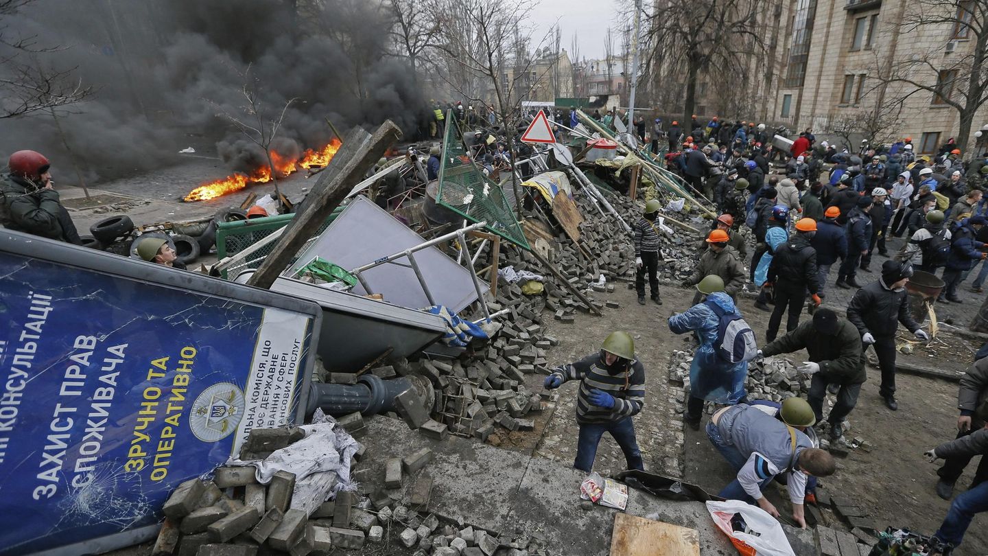 Opositores refuerzan una barricada en la plaza de la Independencia de Kiev (Reuters).