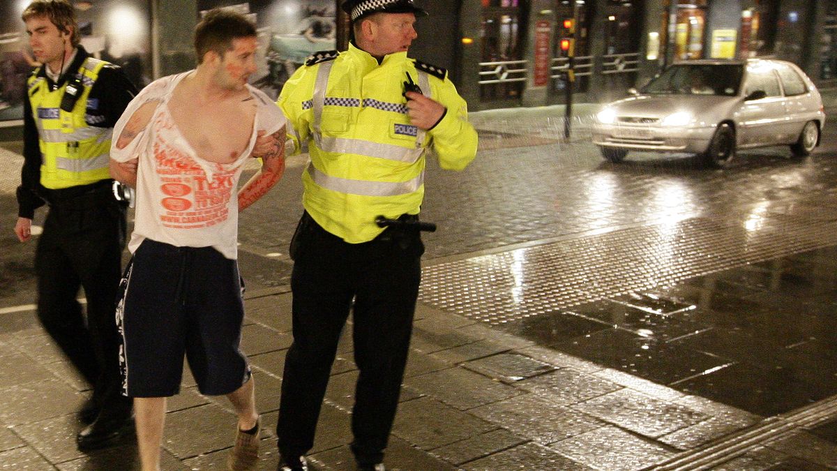 'Drunk tanks', la fórmula de la policía británica para acabar con los borrachos  