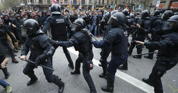 Foto: Miembros de los Mossos d'Esquadra impiden el paso de manifestantes en las inmediaciones de la Delegación del Gobierno en Cataluña. (EFE)