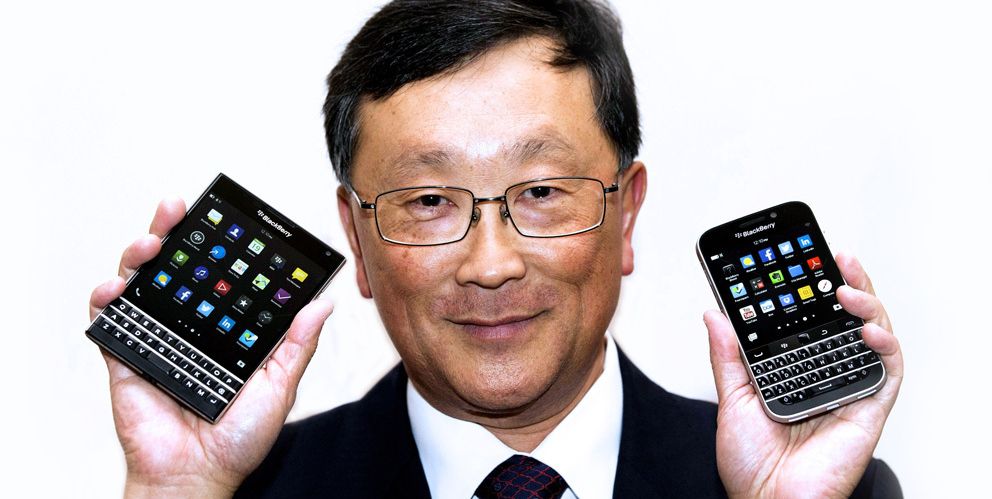 John Chen sostiene una BlackBerry Passport y una BlackBerry Classic