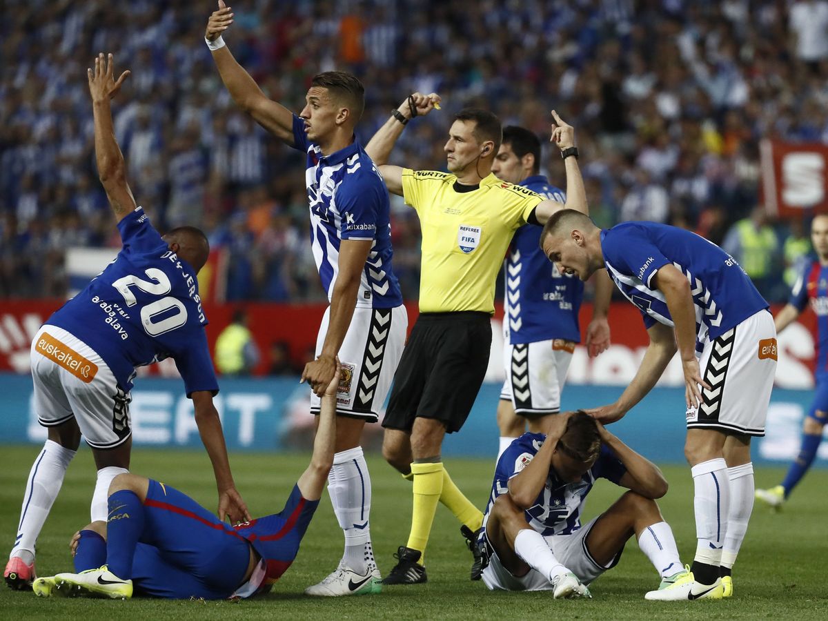 Foto: Los golpes en la cabeza son recurrentes en el fútbol (EFE/Mariscal)