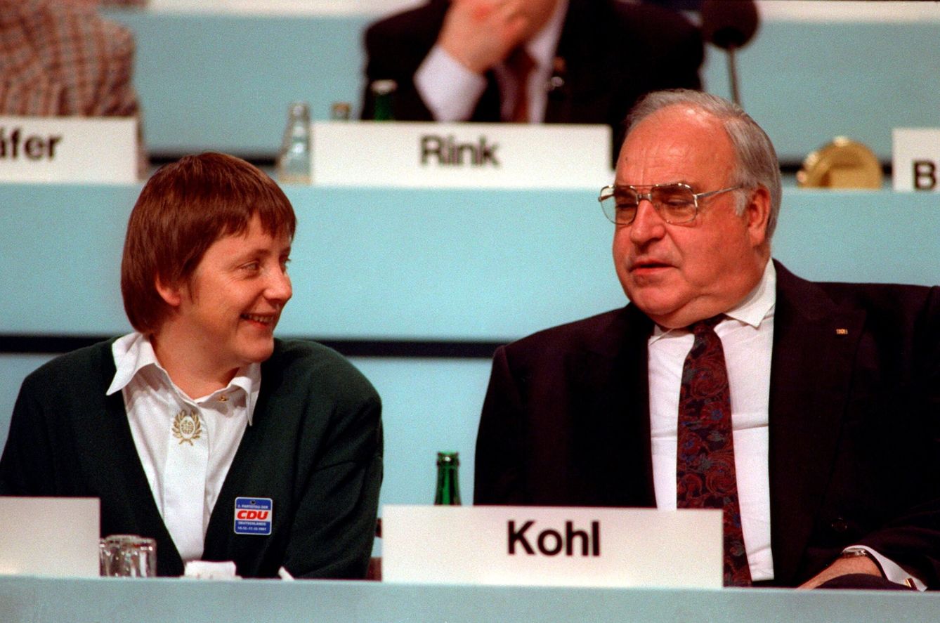 Merkel, en 1991, junto a Helmut Kohl. (EFE)