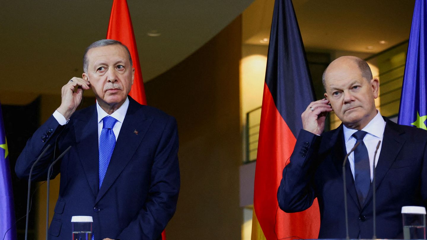 Olaf Scholz (d) y Tayyip Erdogan. (Reuters/Fabrizio Bensch)