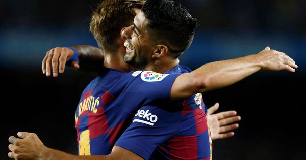 Foto: Luis Suárez e Ivan Rakitic celebran un gol con el FC Barcelona. (EFE)