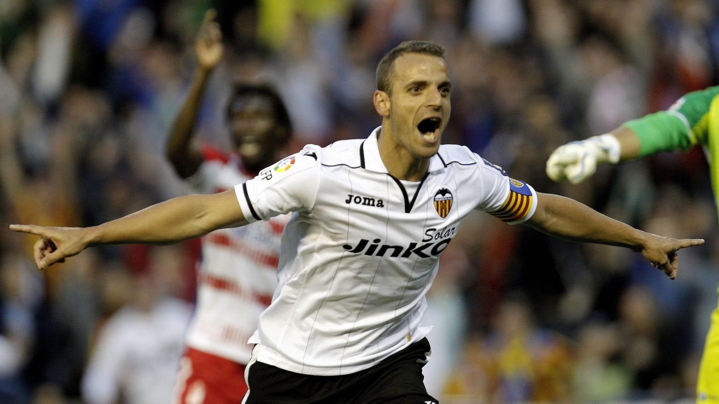 Roberto Soldado, celebrando un gol con la camiseta del Valencia frente al Granada en 2013. (EFE)