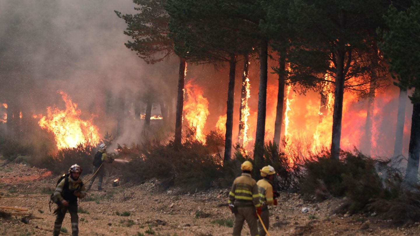 Bomberos luchando contra el fuego en Serradilla del Arroyo, al suroeste de la provincia de Salamanca. EFE