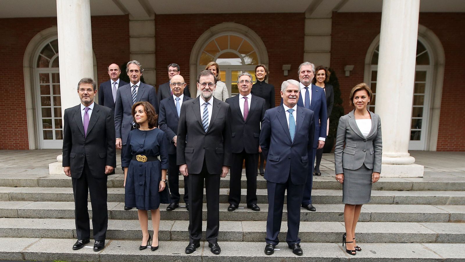Foto: Mariano Rajoy posa con la vicepresidenta y sus ministros en las escalinatas de La Moncloa, este 4 de noviembre. (Reuters)