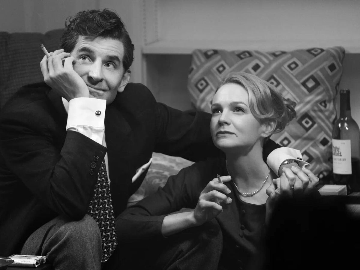 Foto: Bradley Cooper como Leonard Bernstein, junto a Carey Mulligan, en 'Maestro'. (Netflix/Jason McDonald)