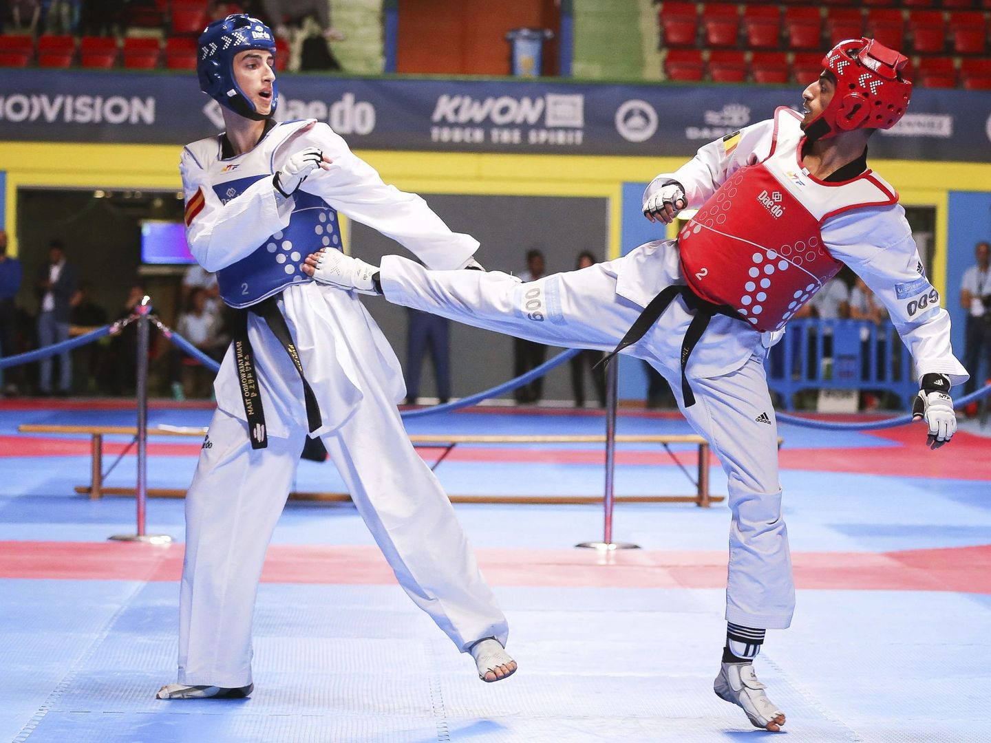 Mourad Laachraoui se enfrenta al español Jesús Tortosa durante el Campeonato Europeo de Taekwondo en Montreux, el 20 de mayo de 2016 (EFE)