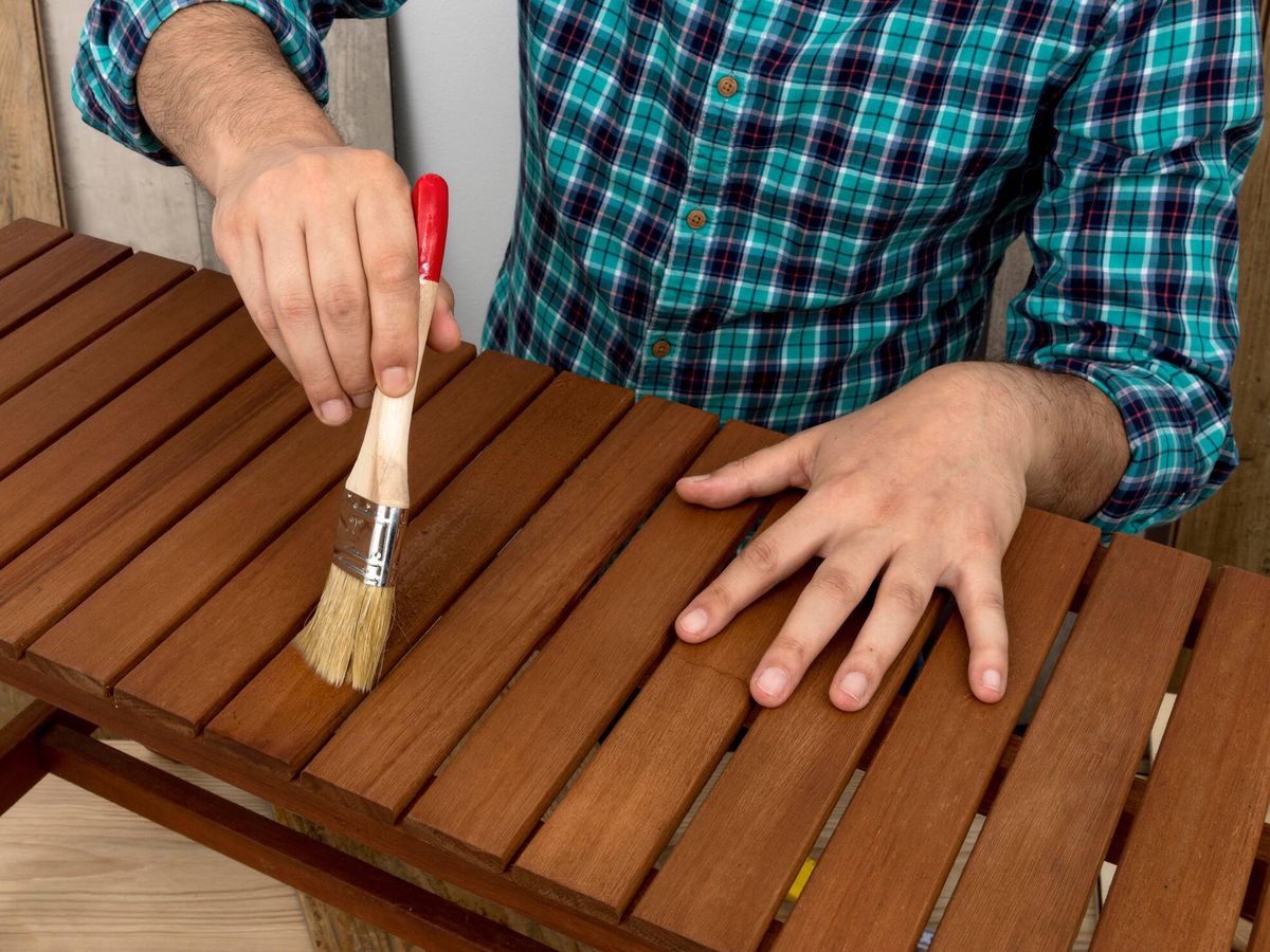 Cómo pintar y restaurar cualquier superficie de madera paso a paso