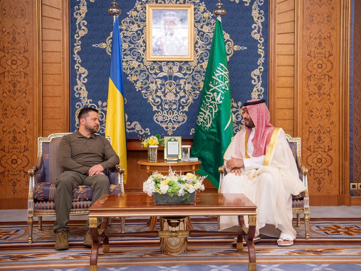 Foto: El presidente ucraniano, Volodímir Zelenski, junto al príncipe heredero Mohamed Bin Salman. (Saudi Press Agency)