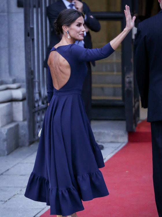 La reina Letizia con vestido de Miphai en el Teatro Real. (Getty)