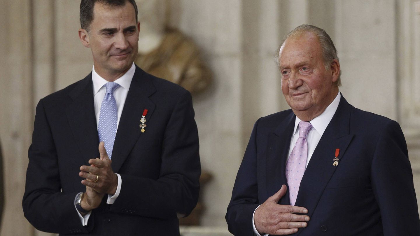 El rey Felipe aplaude a su padre tras firmar los papeles de la abdicación, en junio de 2014. (Getty)