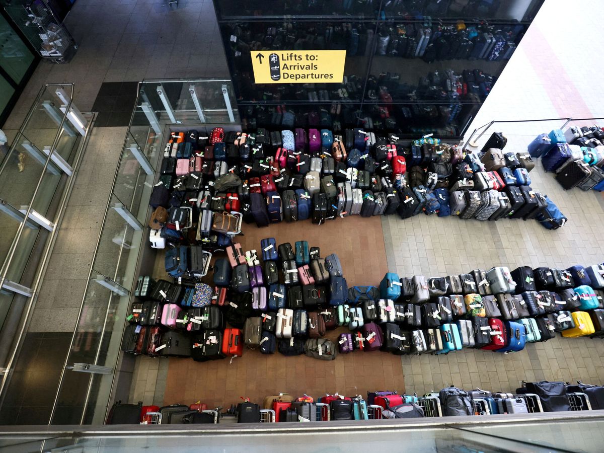 Foto: Equipajes de pasajeros en la terminal 2 del aeropuerto de Heathrow. (Reuters/Henry Nicholls)
