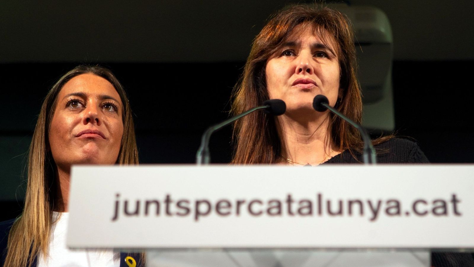 Foto: Las candidatas de JxCAT Laura Borràs (d) y Mìriam Nogueras, durante una rueda de prensa. (EFE)