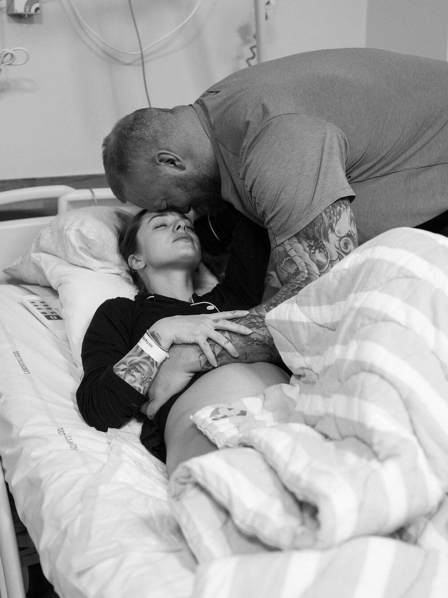 Imagen que publicó en sus redes la pareja al dar la noticia de la muerte de su hija. (Instagram/@thorbjornsson)