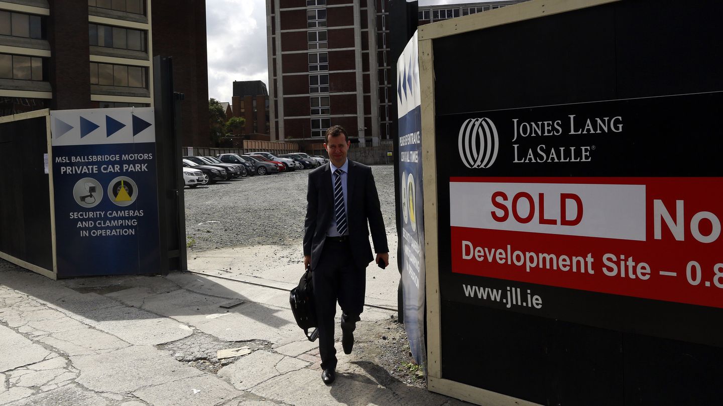 Un hombre pasa ante una propiedad inmobiliaria vendida en el sur de Dublín (Reuters).