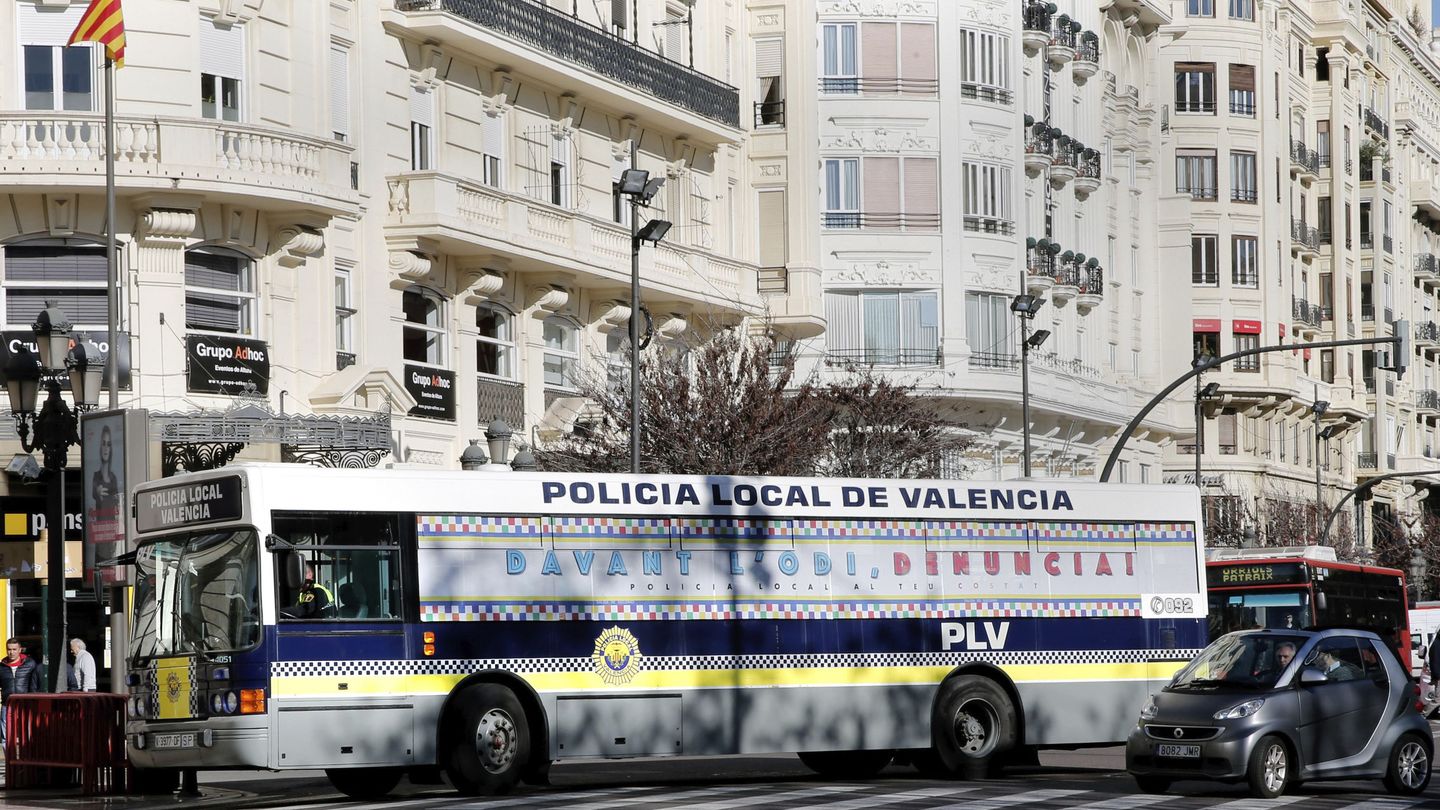 El autobús contra la homofobia de la Policía Local de Valencia ya salió a la calle en la última manifestación del Orgullo gay. (EFE)