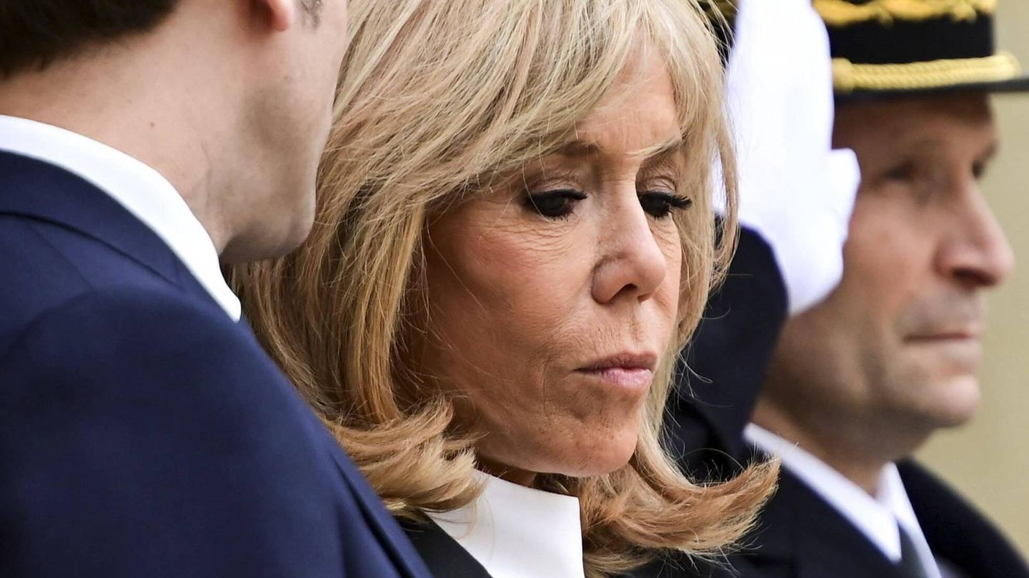 Las puntas peinadas hacia afuera de Brigitte Macron. (Cordon Press)