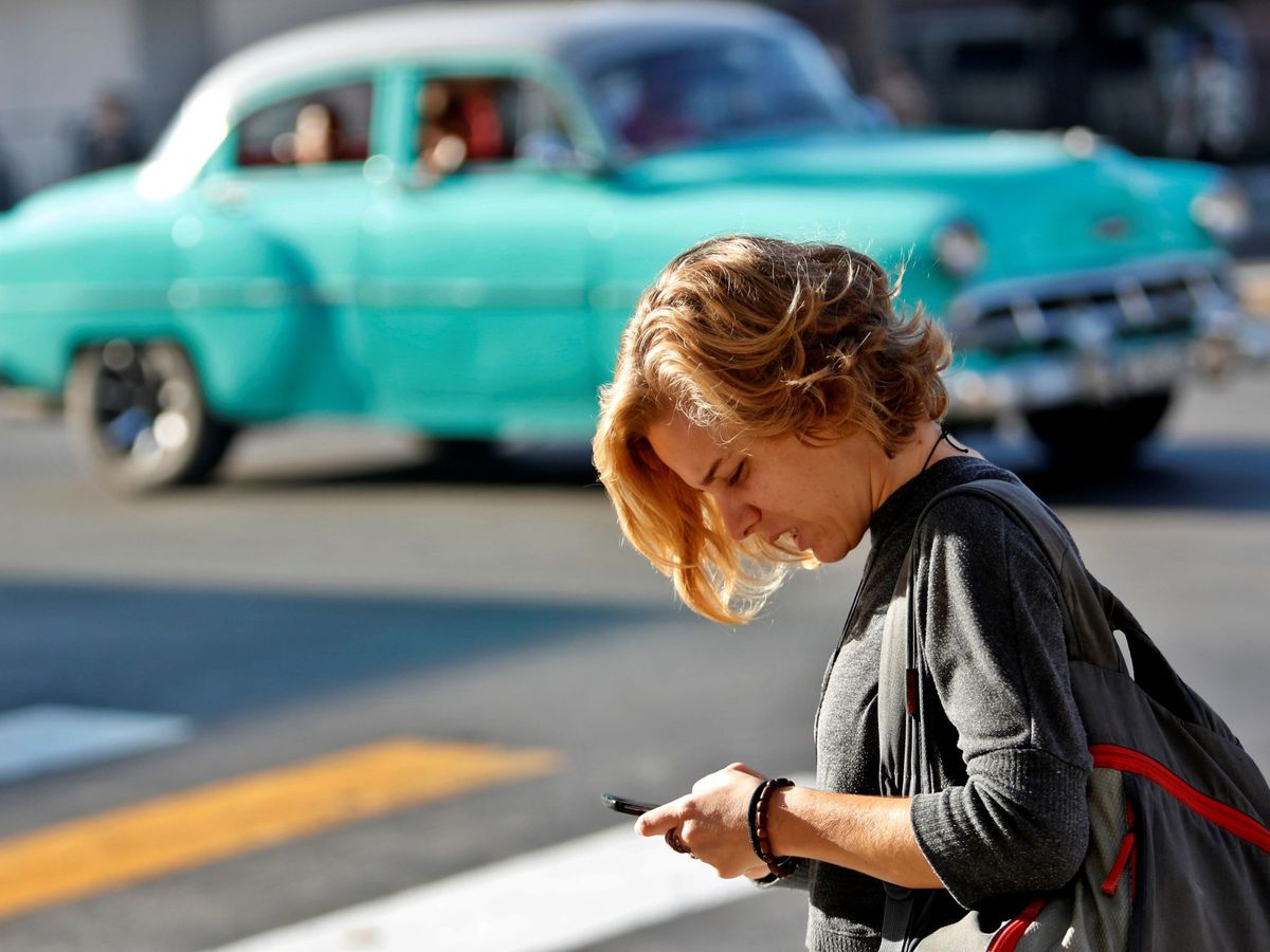 Foto: Una mujer mientras usa un teléfono móvil en La Habana (Cuba). (EFE)