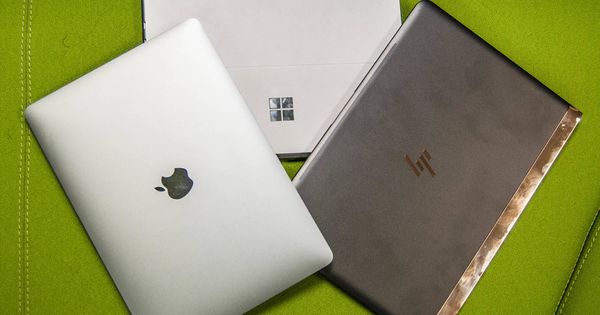 Foto: El MacBook Pro (izquierda), junto al Surface Pro 4 (centro) y el HP Spectre (derecha). (Foto: Carmen Castellón)