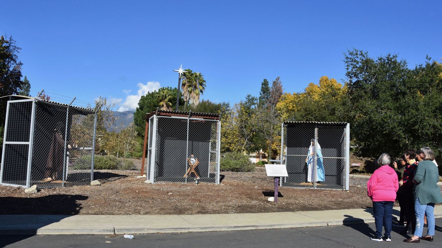 El belén con jaulas de la Iglesia Metodista de Claremont, en California, a 50 kilómetros de Los Ángeles (EEUU). (EFE)