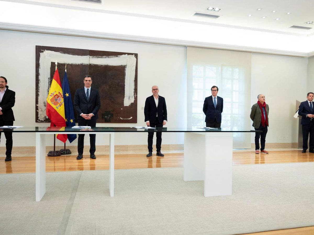 Foto: Iglesias, Sánchez, Sordo, Garamendi, Álvarez y Cuerva. (EFE)