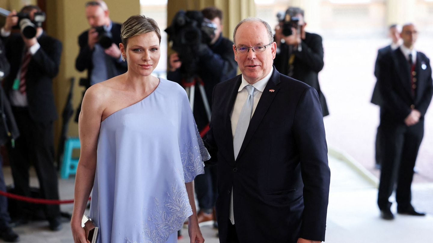 Charlène y Alberto de Mónaco, en la recepción en Buckingham. (Reuters/Henry Nicholls)