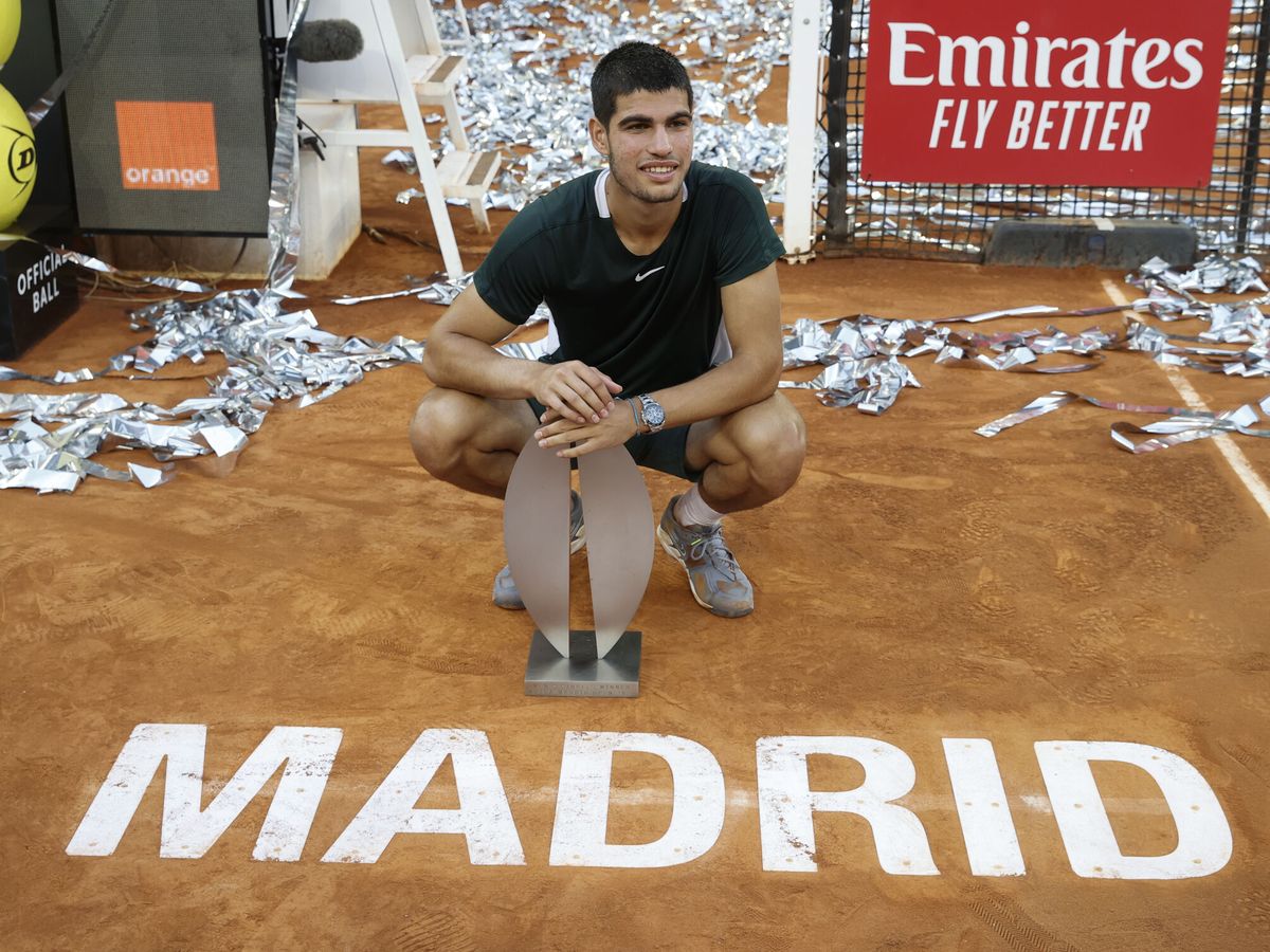 Foto: Carlos Alcaraz posa con el trofeo del Mutua Madrid Open 2022 (EFE/Emilio Naranjo)
