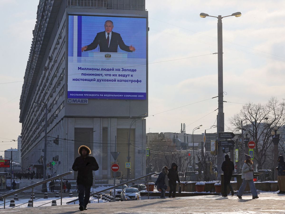 Foto: Discurso de Putin retransmitido por televisión en una pantalla en Moscú. (Reuters/Evgenia Novozhenina)