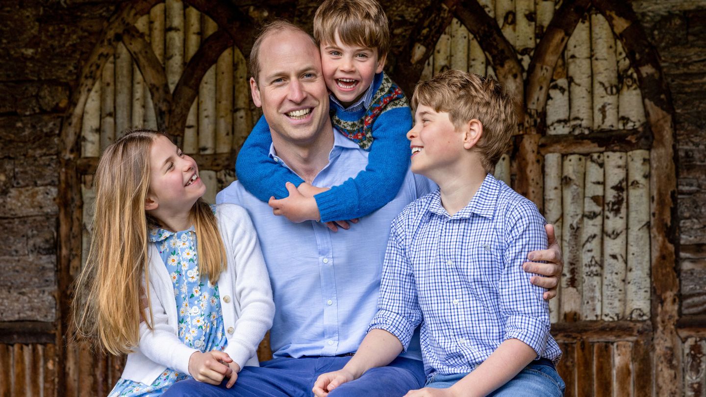 El príncipe Guillermo, junto a sus tres hijos. (Reuters)
