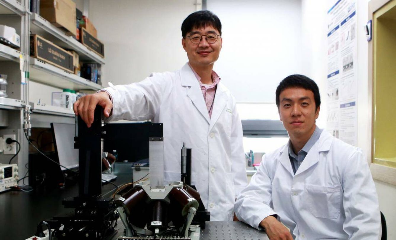El profesor Choi Hongsoo (izq) y el Dr. Jeon Seongwoong, responsables de este descubrimiento. (DGIST)