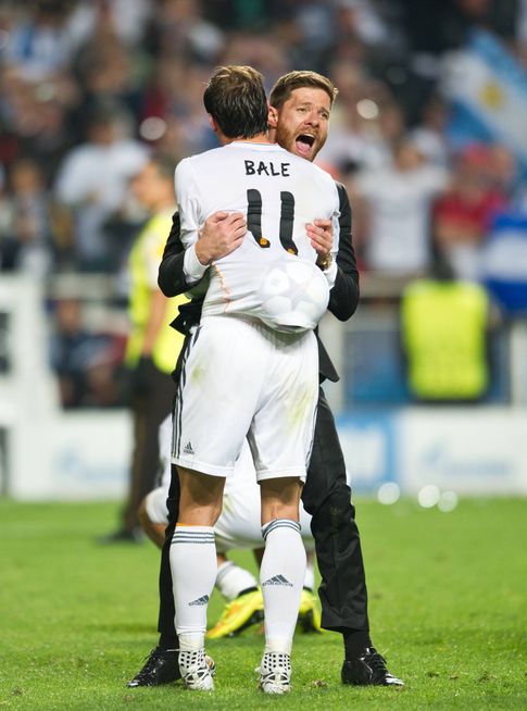 Foto: Xabi Alonso celebra con Bale la victoria en la final de la Champions League (Imago).