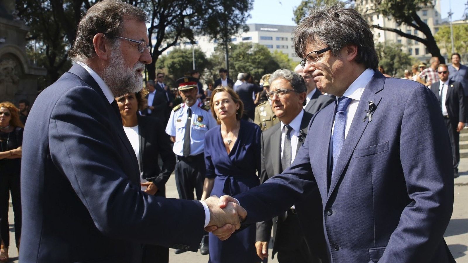 Foto: Mariano Rajoy saluda a Carles Puigdemont antes del minuto de silencio que ha tenido lugar en la plaza de Catalunya (Barcelona). (EFE)
