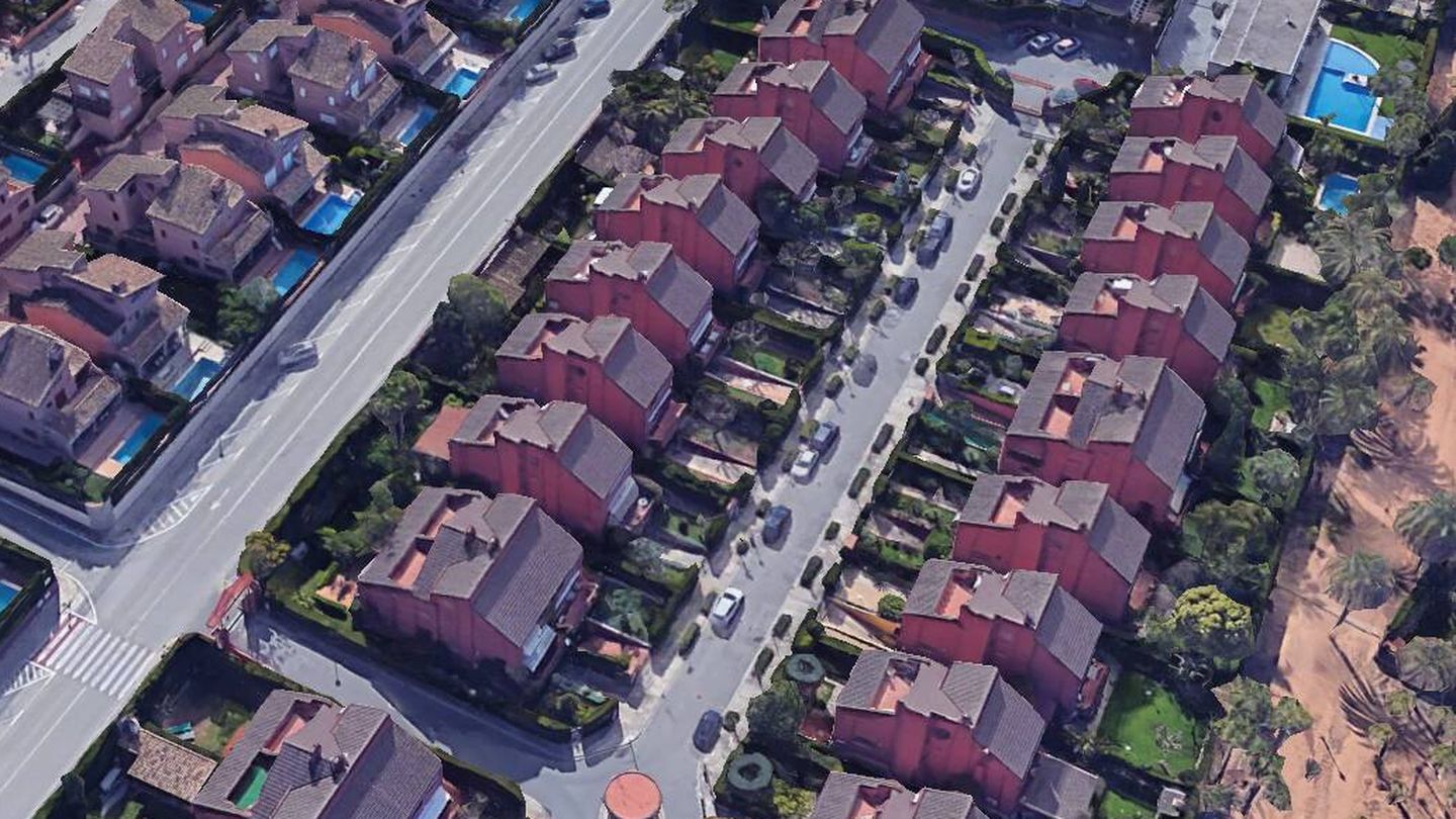 Vista aérea de la urbanización en la que se ubica el chalé que sale a subasta. (Google Earth)
