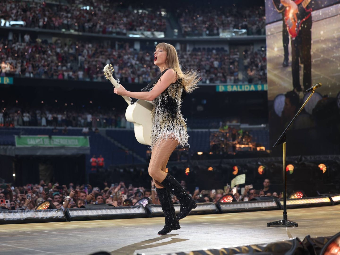 Taylor Swift con la guitarra y su icónico body de flecos. (TAS Rights Management)