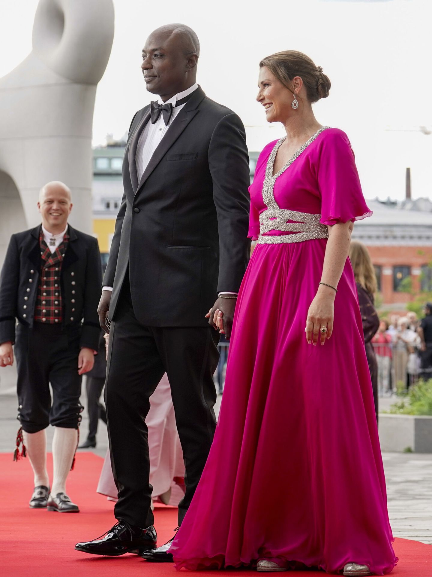 Marta Luisa de Noruega y su prometido, Durek Verret, a su llegada a la cena del Parlamento en Oslo. (EFE/Mosvold)