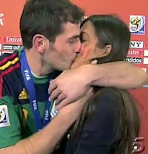 Telecinco pidió dos millones de euros por las imágenes del beso Casillas-Carbonero