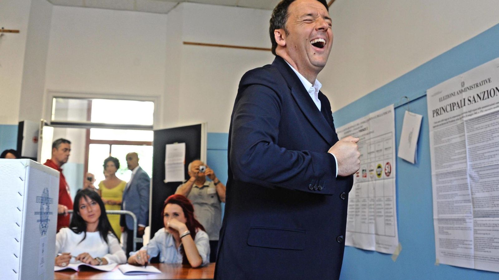 Foto: El Primer Ministro italiano, Matteo Renzi, vota en las elecciones del pasado domingo (EFE)