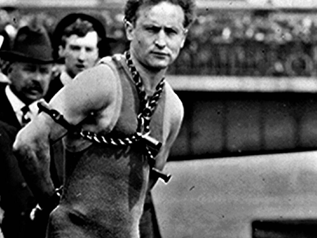 Foto: Houdini, encadenado, antes de una de sus últimas actuaciones.